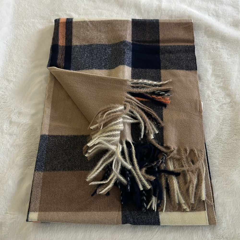 PRETTY PERSUASIONS || NWOT - Plaid Fringe Scarf/Wrap.